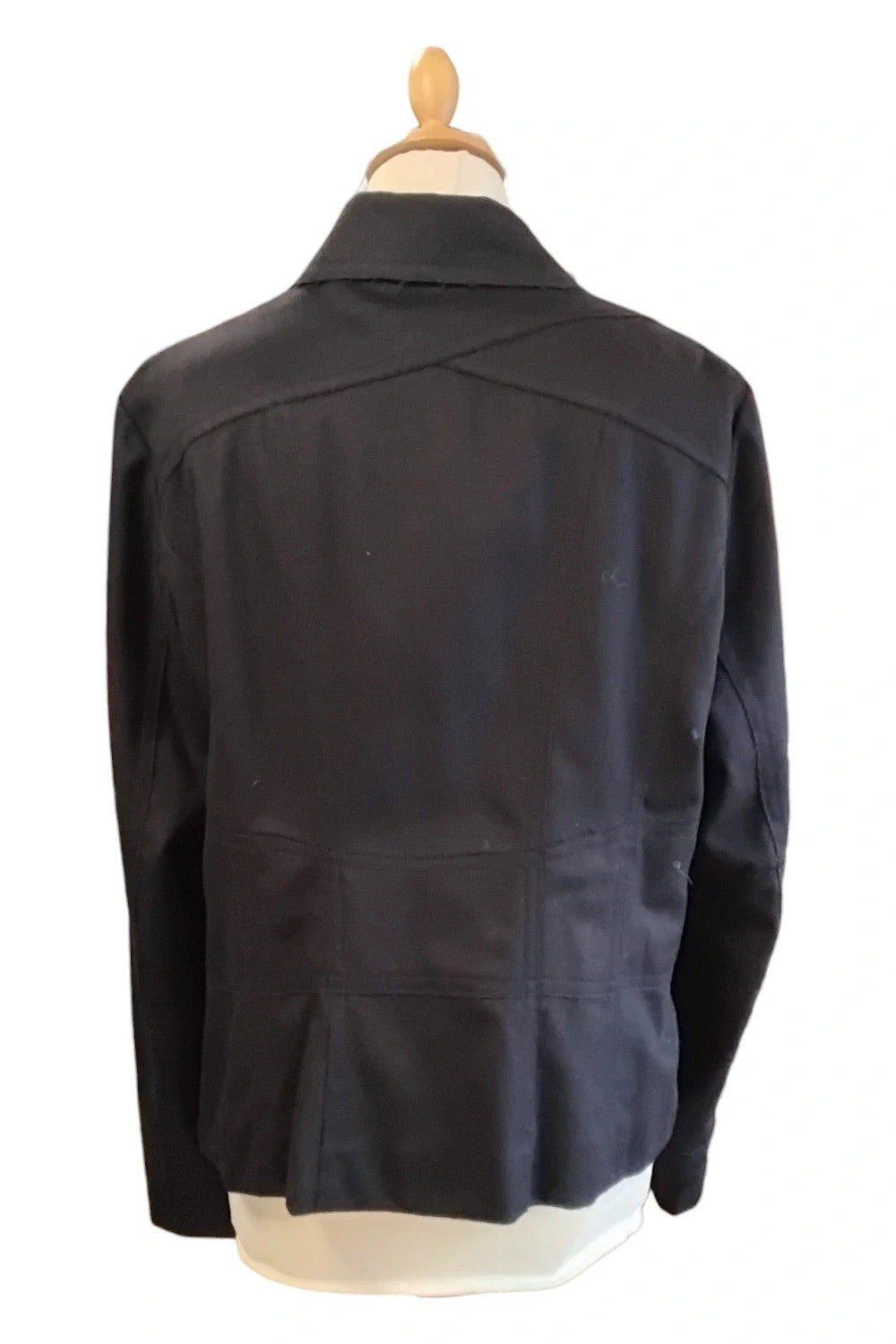 8901 Claudia Sträter black coat