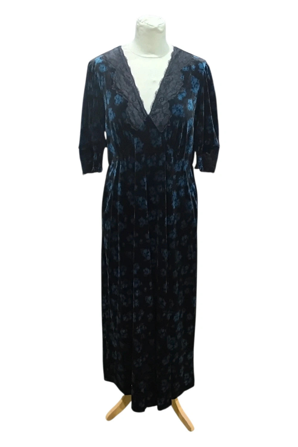 8093 Gallery  velvet s/s black dress