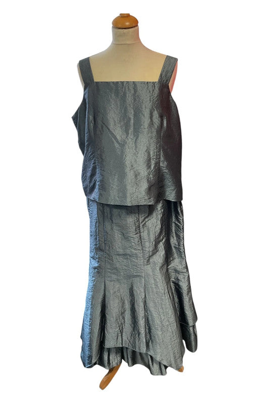8990 Libra Silver-grey 3 piece set with a jacket, top and skirt.