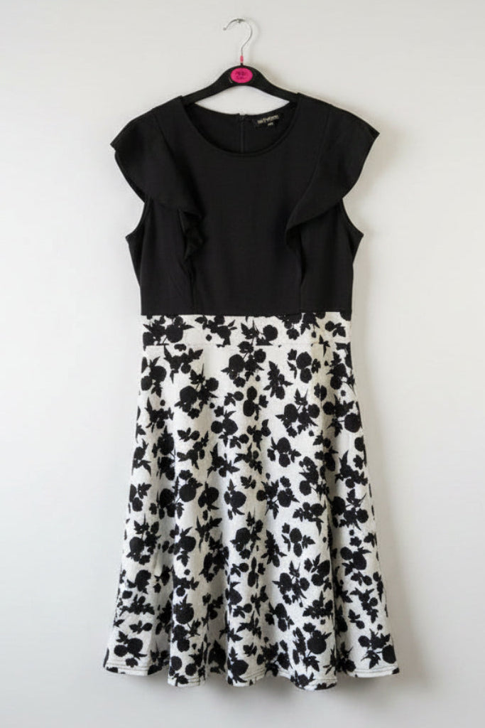iHot Dress Black and white print fit and flare with ruffle detail Sz XL 9305ACR