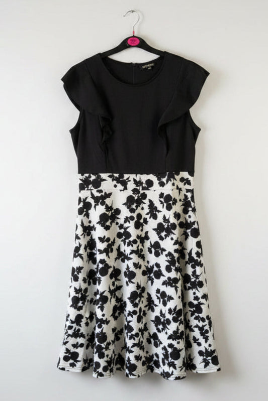 iHot Dress Black and white print fit and flare with ruffle detail Sz XL 9305ACR