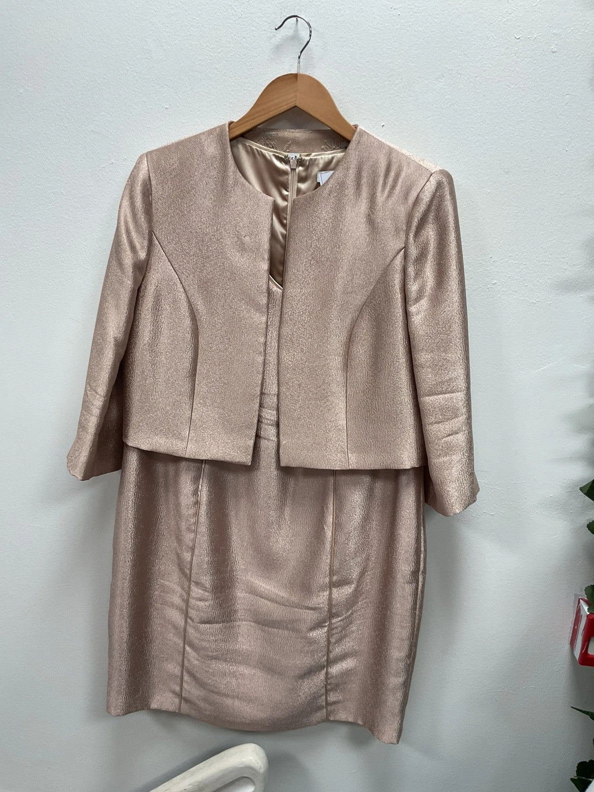 Jacques Vert Two pices suit gold size-18 10276NIA